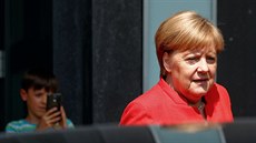 Německá kancléřka Angela Merkelová odchází z tradiční letní tiskové konference...