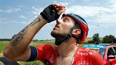 Sonny Colbrelli si kape do o�í poté, co byl zasa�en slzným plynem.