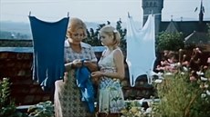 Záběr z bydliště hlavní postavy filmu, jejíž matku hrála Míla Myslíková.