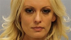 Stormy Daniels na policejním snímku z 11. ervence 2018