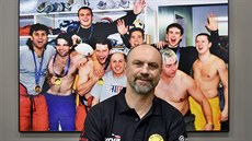 ZLATÁ PARTA. Nový sportovní mana�er Vervy Josef Beránek mlad�í pózuje u slavné...