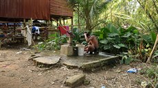Ve vesnicích nejsou �asto sprchy ani toalety (Kampong Cham).