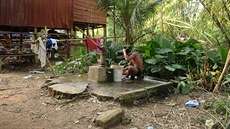 Ve vesnicích nejsou asto sprchy ani toalety (Kampong Cham).