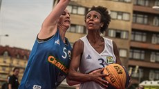 Kateina Novotná (vlevo) ve finále eské tour 3x3 brání Pamelu-Therese...