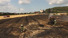 Poár lisu na obilí a ásti pole v Konecchlumí na Jiínsku (24.7.2018).