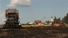 Poár lisu na obilí a ásti pole v Konecchlumí na Jiínsku (24.7.2018).