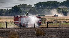 Požár pole s obilím ve Vlkově na Náchodsku (24.7.2018).