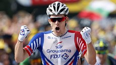 DOMÁCÍ RADOST. Francouzský cyklista Arnaud Démare slaví vítězství v 18. etapě...