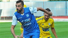 Znojemský útočník Michal Ordoš (v modrém) u míče v utkání proti Varnsdorfu