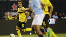 Mario Götze z Dortmundu u míče během přípravného duelu proti Manchesteru City