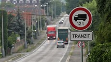 Silnici z Rokycan do Cerhovic lemují nové zákazové značky pro tranzitní...