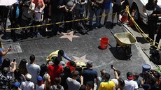 Dělníci opravují poškozenou hvězdu Donalda Trumpa na hollywoodském chodníku...