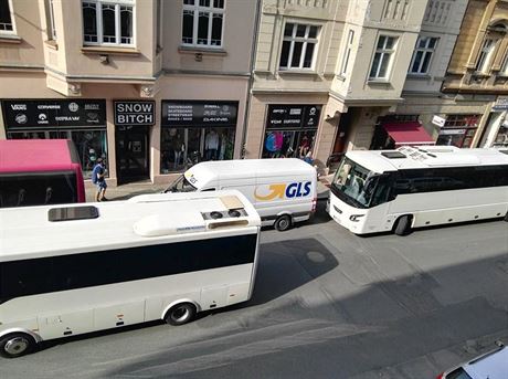 Obyvatelé Varavské ulice si stují na idie zájezdových autobus.