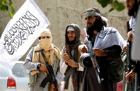 Bojovníci afghánského Tálibánu oslavují příměří v provincii Nangarhár (16....