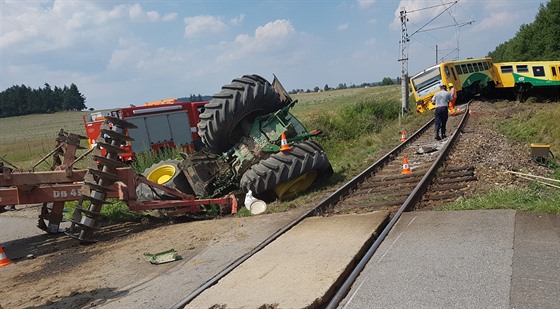 Po sráce vlaku s traktorem u Smrkovic na Písecku vykolejil vlak. (31. ervence...