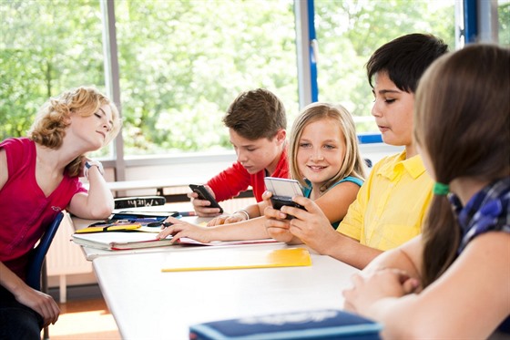 Přehlížet mobily v rukách žáků, nebo je ve škole zakázat? Vedení českých škol nejsou stále jednotná. Ilustrační snímek