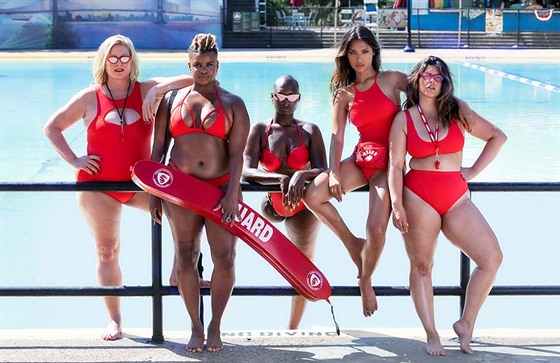 Záchranářky ženského sebevědomí. Pětice žen v plavkové kampani, která oslavuje...