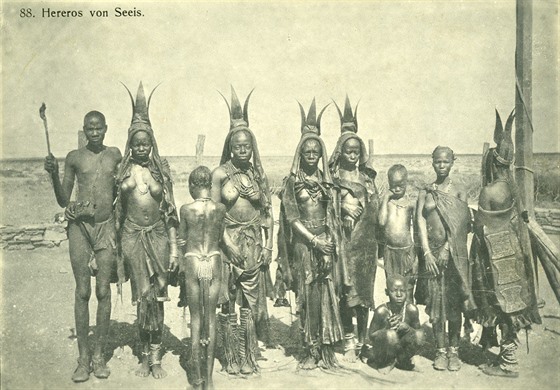 Namibijský kmen Hererů na snímku z roku 1905