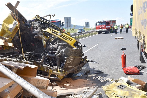 Nehoda kamionu, dodávky a osobního automobilu zablokovala dálnici D6 u Sokolova.