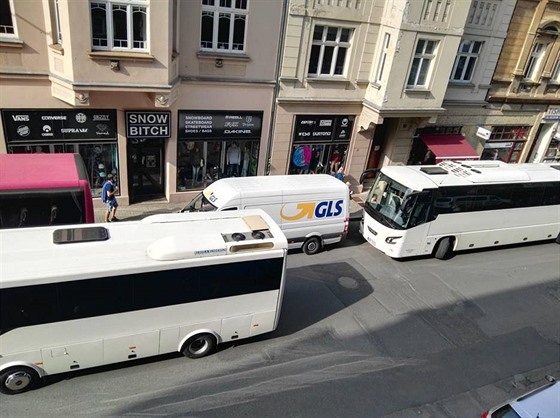 Obyvatelé Varšavské ulice si stěžují na řidiče zájezdových autobusů.