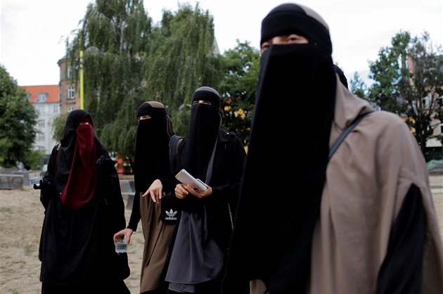Dánsko chce zakázat burky a nikáby ve školách. Diskriminační, volají odpůrci