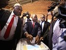Opoziční vůdce Nelson Chamisa z Hnutí pro demokratickou změnu odvolil v Harare...