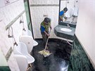 Premraj Das istí podlahu veejných toalet v Novém Dillí. (bezen 2015)