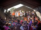 Indonéský prezident Widodo mluví v provizorním stanu k peivím zemtesení na...