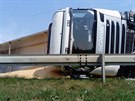 Na slovenské dálnici se pevrátil kamion peváející kukuici. (29. ervence...