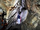 Hlavn chodbou jeskyn Pod eptouchovem je nataen vodovodn potrub. Z...