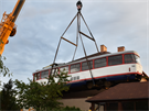 Na konstrukci na gar�i rodinn�ho domku v Jihlav� musel tramvaj posadit...