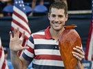 John Isner se raduje ze svého pátého triumfu na turnaji v Atlant.