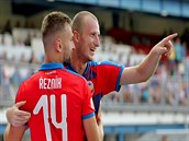 Michael Krmenčík (vpravo) se raduje se spoluhráčem Radimem Řezníkem z gólu,...