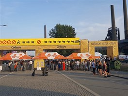 Vítejte na Colours of Ostrava 2018. Pohled na hlavní festivalovou bránu...
