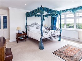 Noví majitelé se mohou tit na dalí místnosti v dom: vstupní halu s výkou...