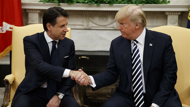 Prezident Donald Trump se setkal s italským premiérem Giuseppem Contem. (30. července 2018)