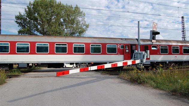 Polský kamion na slovenském přejezdu prorazil závory, jen těsně se vyhnul srážce s vlakem (31.7.2018)