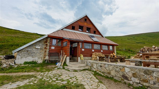 Útulna Ďurková je oblíbená horská chata na hřebeni Nízkých Tater, která poskytuje zázemí pro vícedenní přechody pohoří.