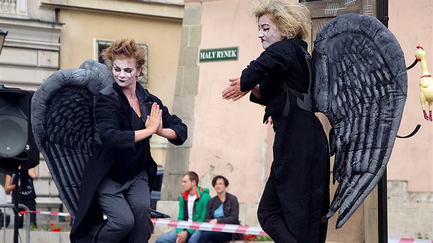 Hereka Vanda Hybnerov (vpravo) hraje v pedstaven ANGEL-ly jako klaunka.