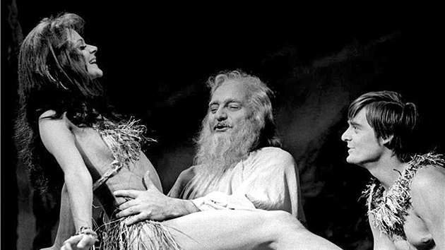 Taťjana Medvecká, Josef Somr a Ivan Luťanský ve hře Adam a Eva (Národní divadlo v Praze, 1978)