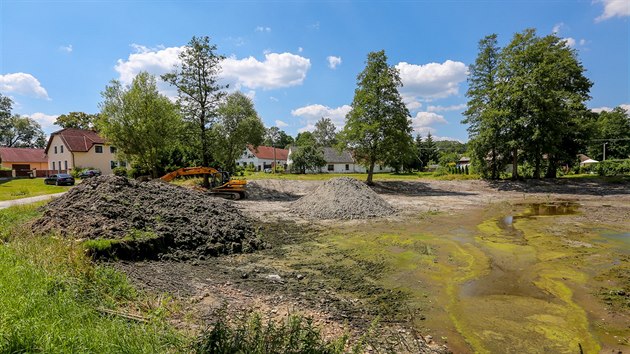 Na bukovské kaskádě u Jindřichova Hradce letos odbahní pět ze šesti rybníků.