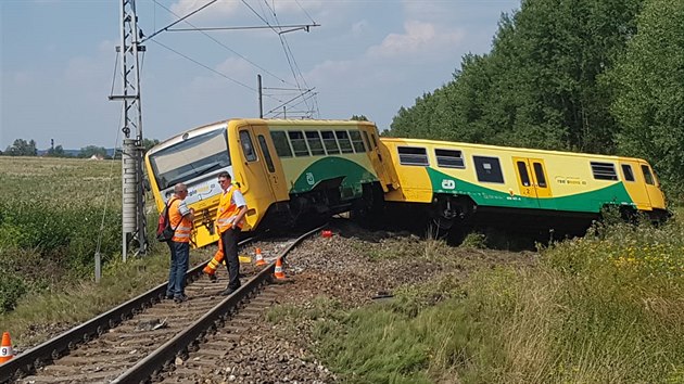 Po srce vlaku s traktorem u Smrkovic na Psecku vykolejil vlak. (31. ervence 2018)