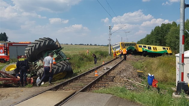 Po srce vlaku s traktorem u Smrkovic na Psecku vykolejil vlak. (31. ervence 2018)