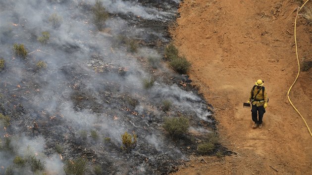 Lesní požáry spálily už na 360 kilometrů čtverečních porostů a zničily přes 650 domů. (28. 7. 2018)