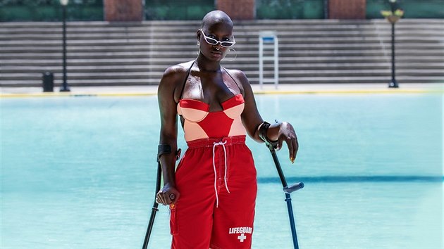 Blogerka Mama Cox, která kvůli rakovině přišla o nohu. Nyní dodává odvahu všem handicapovaným ženám v plavkové kampani.