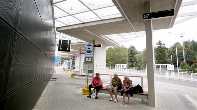 V Blansku zan lidem slouit modern autobusov terminl. Stavba ze skla a kovu s devnmi prvky je dlem architekta Zdeka Eichlera z brnnsk firmy EA architekti.