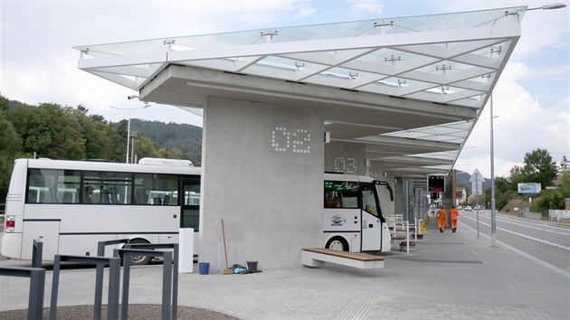 V Blansku začíná lidem sloužit moderní autobusový terminál. Stavba ze skla a kovu s dřevěnými prvky je dílem architekta Zdeňka Eichlera z brněnské firmy EA architekti.