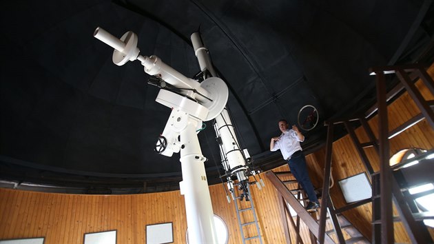 Pod jednou ze dvou malých kopulí brněnské hvězdárny se skrývá obří bílý dalekohled,
jehož základ je starý 40 let. Běžní lidé se sem většinou nedostanou.