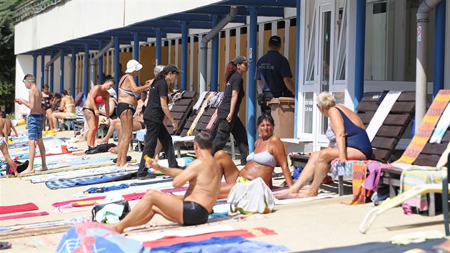 Jeden z bazénů na koupališti Brná byl v minulých dvou týdnech opakovaně znečištěn výkaly, proto areál kontrolují i policisté. (31.7.2018)