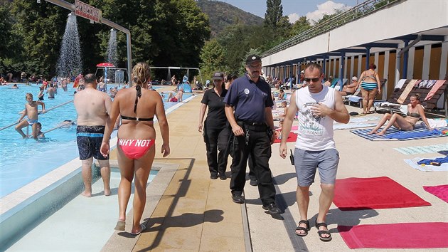 Jeden z bazénů na koupališti Brná byl v minulých dvou týdnech opakovaně znečištěn výkaly, proto areál kontrolují i strážníci. (31.7.2018)